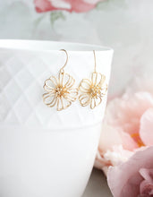 Load image into Gallery viewer, Silver Flower Earrings