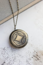 Load image into Gallery viewer, Pressed Flower Locket