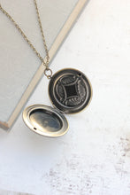 Load image into Gallery viewer, Pressed Flower Locket