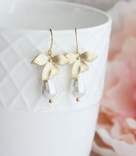 Load image into Gallery viewer, Orchid Pearl Earrings - Short