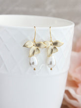 Load image into Gallery viewer, Orchid Pearl Earrings - Short