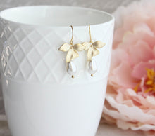 Load image into Gallery viewer, Orchid Pearl Earrings - Short