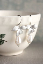 Load image into Gallery viewer, Orchid Flower Earrings
