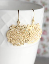 Load image into Gallery viewer, Hammered Gold Filigree Earrings