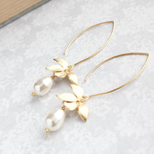 Load image into Gallery viewer, Orchid Flower Earrings